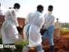 ‘Enterrei meus pais um dia após o outro’ – Pessoas em luto pelo Ebola aprendem a sofrer com segurança