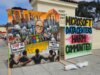 Enquanto a Microsoft subia ao palco, os manifestantes do AI Knowledge Heart saíam às ruas