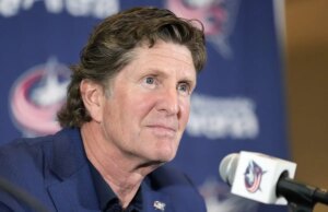 NHL libera Mike Babcock para retornar ao treinamento
