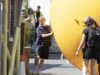 Josh Widdicombe coloca uma bola amarela gigante no barco para o novo programa de TV