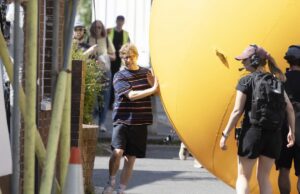 Josh Widdicombe coloca uma bola amarela gigante no barco para o novo programa de TV