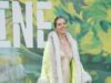 Sienna Miller enfrenta onda de calor e sorri com casaco de pele na Serpentine Summer season Social gathering