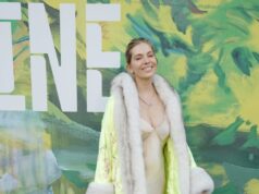 Sienna Miller enfrenta onda de calor e sorri com casaco de pele na Serpentine Summer season Social gathering