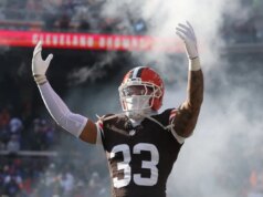 Browns renovam contrato com S Ronnie Hickman