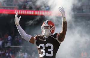 Browns renovam contrato com S Ronnie Hickman