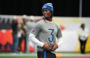 Cowboys WR George Pickens nas instalações da equipe antes do minicamp