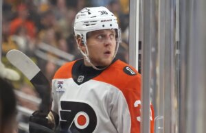 Flyers e Maple Leafs trocam goleiros e defensores