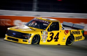 Layne Riggs vence a corrida de estreia do caminhão NASCAR na Base Naval de Coronado