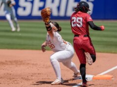 A explosão tardia de Katie Stewart impulsiona o Texas a ultrapassar Nebraska no WCWS