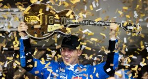 Denny Hamlin obtém a segunda vitória da temporada no apertado Cracker Barrel 400