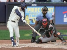 Brewers acumulam 16 corridas e 18 rebatidas na demolição de Giants