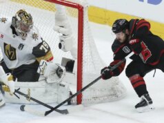 Gol de power-play no OT encerra a recuperação dos Hurricanes e empata as finais em 1-1