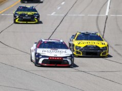 Denny Hamlin sai da retaguarda do campo de Michigan para a segunda vitória consecutiva
