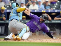Brewers acertam 10 rebatidas extra-base na derrota nas Montanhas Rochosas