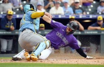 Brewers acertam 10 rebatidas extra-base na derrota nas Montanhas Rochosas
