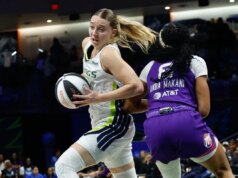 Paige Bueckers marca 31 pontos, o melhor da temporada, para liderar Wings sobre Mercury