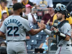 Marlins vencendo no arremesso, bola pequena, enquanto Rockies busca respostas