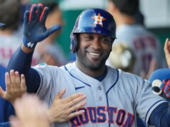 Yordan Alvarez, do Astros, acerta house run de 2 corridas e bate no primeiro inning