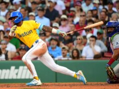Golpe de embreagem de Ceddanne Rafaela, do Purple Sox, derruba Rangers