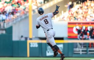 Luis Arraez homenageia e marca 4 enquanto os Giants seguram o Braves