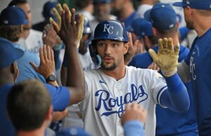 Royals acelera as cartas, mas vê Bobby Witt Jr. sair do jogo