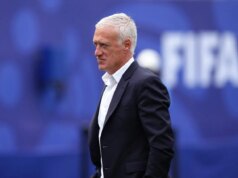 Didier Deschamps retorna à França após comparecer ao funeral da mãe