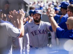 Jake Burger tem um grande dia enquanto os Rangers continuam a sequência de vitórias contra os Blue Jays