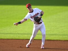 Cameron Cauley dá a quinta vitória consecutiva do Rangers na estreia na MLB