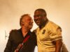 Assista à lenda da Inglaterra surpreender os fãs no present de Peter Hook em Manchester