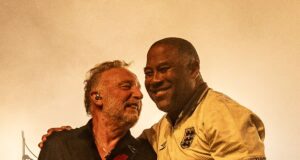 Assista à lenda da Inglaterra surpreender os fãs no present de Peter Hook em Manchester