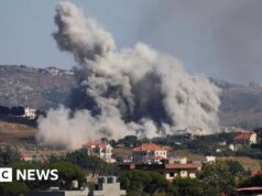 Israel e Hezbollah concordam em cessar-fogo, dizem os EUA, à medida que mais ataques no Líbano são relatados