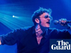 ‘Estamos muito bem. Não quero dizer isso de forma arrogante’: Yard Act sobre bullying, síndrome do impostor e seu novo álbum pesado