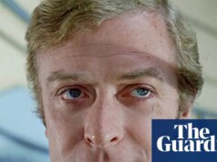 Você só deveria explodir os cascos sangrentos: AI Michael Caine narra o audiolivro Odyssey