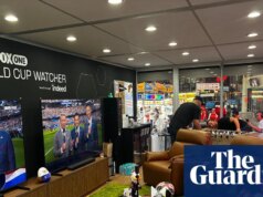 ‘O trabalho perfeito’: conheça os torcedores pagos para assistir a todos os 104 jogos da Copa do Mundo na Instances Sq.