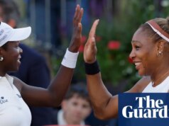 Serena Williams retorna ao tênis com vitória nas duplas do Queen