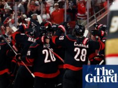 Jarvis marca na prorrogação enquanto Carolina ultrapassa Vegas para empatar a ultimate da Copa Stanley