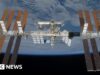Astronautas retornam à ISS após se abrigarem durante tentativa de reparo de vazamento de ar