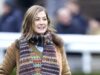 Rosamund Pike mantém a calma após apresentação interrompida por alarme de telefone