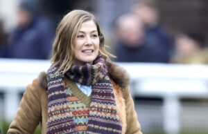 Rosamund Pike mantém a calma após apresentação interrompida por alarme de telefone