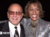Clive Davis, magnata da música por trás de Whitney Houston e Bruce Springsteen, morre aos 94 anos