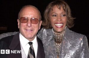Clive Davis, magnata da música por trás de Whitney Houston e Bruce Springsteen, morre aos 94 anos