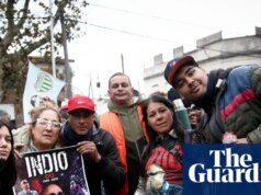 ‘Não apenas um cantor’: argentinos fazem fila por quilômetros para lamentar a maior estrela do rock da qual a maior parte do mundo nunca ouviu falar