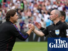 Reunidos em torno de um laptop computer, os USMNT criam o primeiro momento memorável de sua jornada na Copa do Mundo
