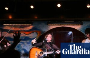 ‘Tão desonesto’: a superestrela nation Shania Twain transforma pub de Londres em saloon