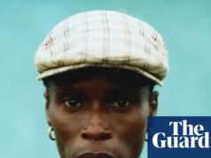 Bongeziwe Mabandla enfrentou vícios, doenças e traidores. Como a cantora sul-africana permaneceu tão otimista?