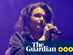 Crítica de Lola Younger – retorno dinâmico e brilhante do grande compartilhador do pop britânico