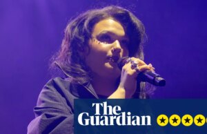 Crítica de Lola Younger – retorno dinâmico e brilhante do grande compartilhador do pop britânico