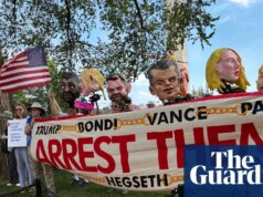 ‘Cheira a corrupção’: manifestantes se reúnem enquanto Trump organiza evento do UFC em seu aniversário