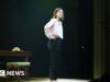 Rosamund Pike chama o público por enviar mensagens de texto durante o present