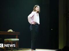 Rosamund Pike chama o público por enviar mensagens de texto durante o present